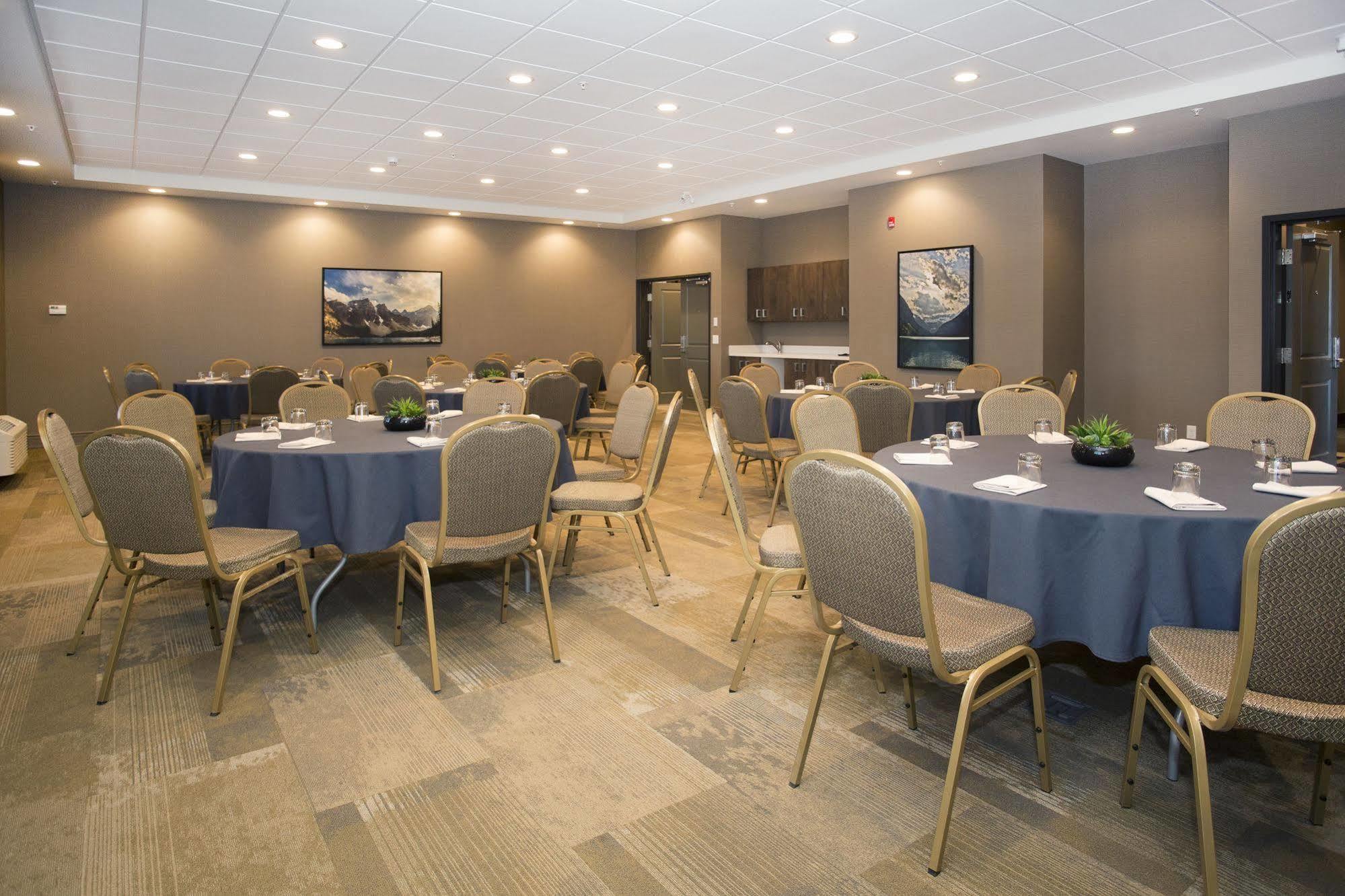 Wingate By Wyndham Calgary Airport Hotell Exteriör bild